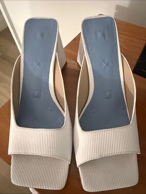 Luz da Lua (Brazilian) White Ribbed Square-Toe Mule Heels with Blue Insole